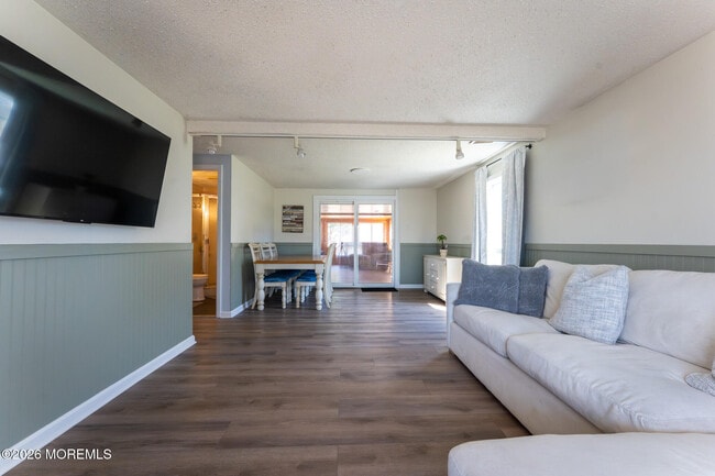 Photo - 406 Lawrence Dr