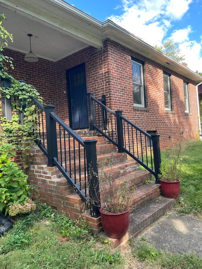 Building Photo - 22 Enka Orchard St Rental