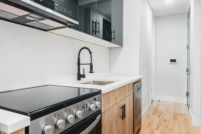 Photo - 657 E 187th St