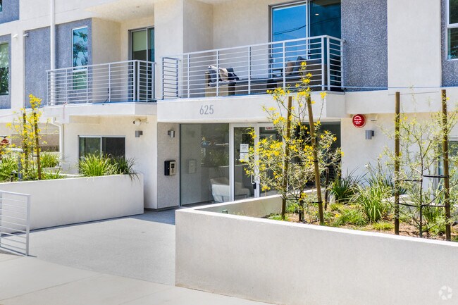 Entrada - 625 S Barrington Ave Unidad 211