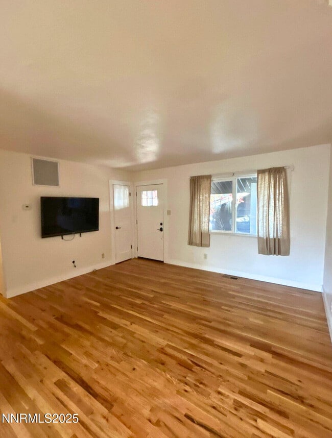 Photo - 640 James Ln