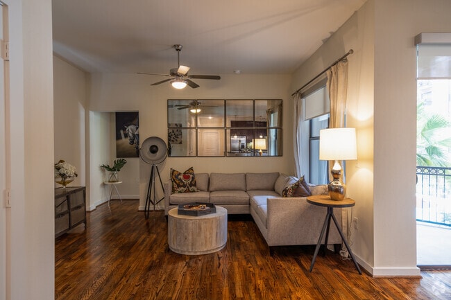 2HAB, 2BA - 1312SF - 500 Crawford Apartments