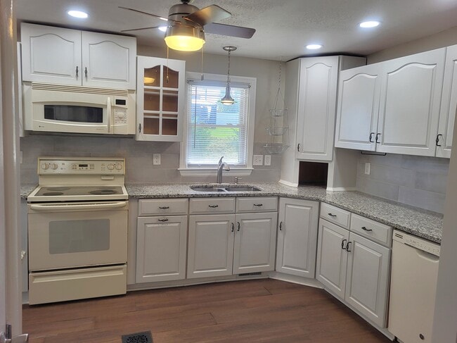 Large kitchen with lots of storage and granite counters - 1429 Virginia Ave Unit A