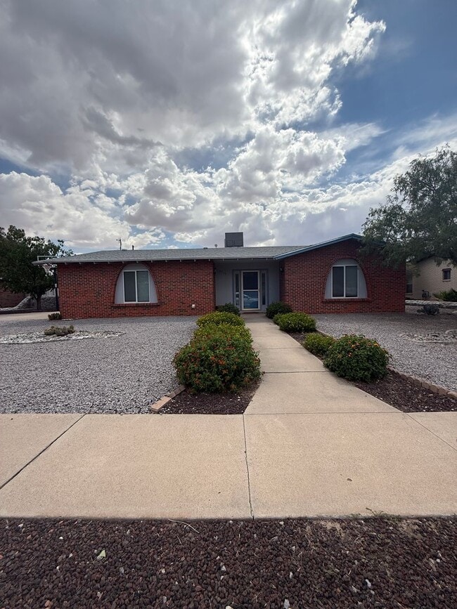 Building Photo - 3-bedroom, 2-bath home in Las Cruces