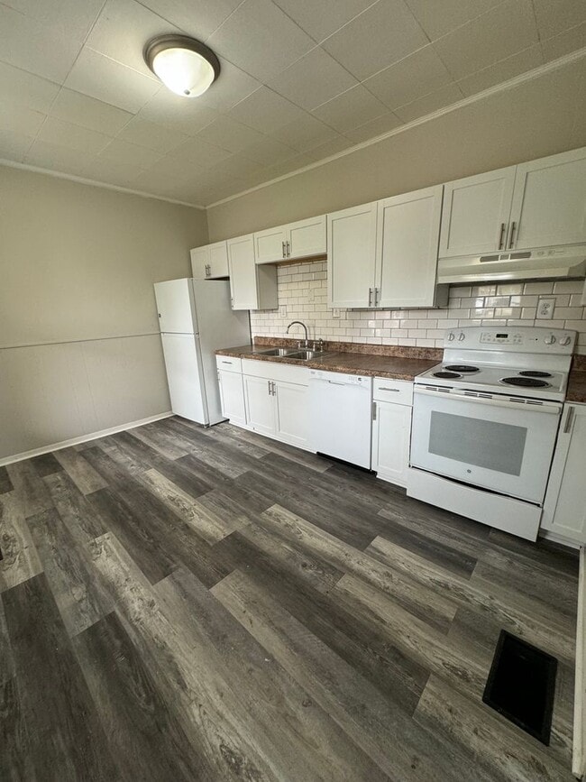 Photo - 2180 University Blvd