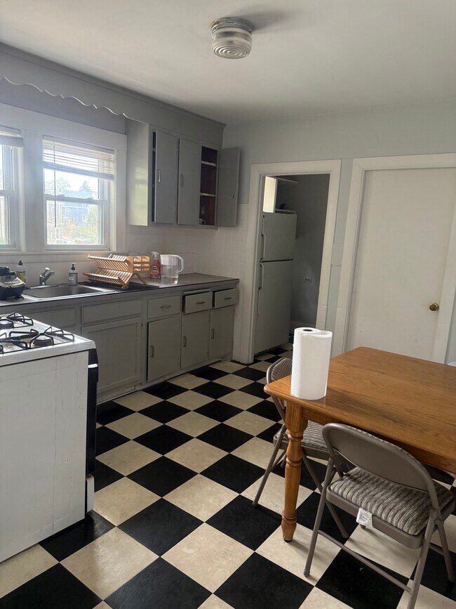 Building Photo - 879 Broadway Unit 2