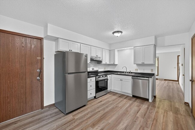 Building Photo - 6839-6841 Woodlake Unit 6841