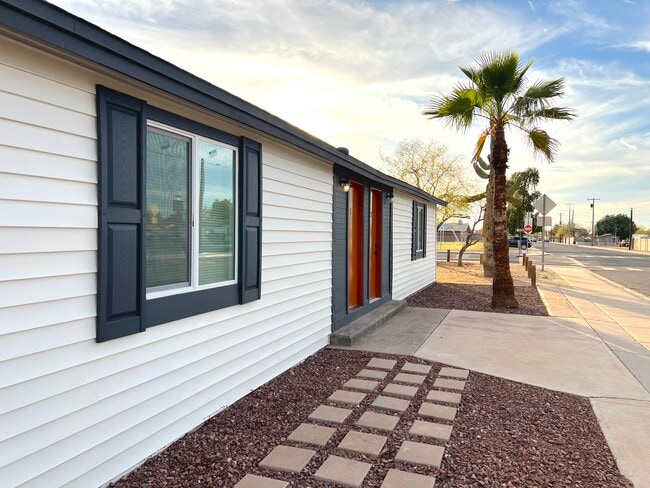 Building Photo - 441 E Brady St Unit 2