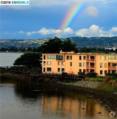 Building Photo - Sweet and cozy studio with a water view! Unit 228 Rental