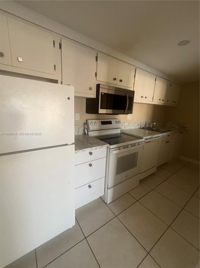 Building Photo - 4220 NW 79th Ave Unit 2A