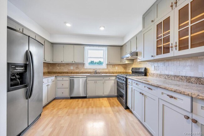 Photo - 405 Massapequa Ave