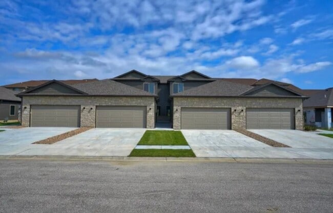 Building Photo - Spacious 2-Story with 3 bedrooms/2.5 bathrooms