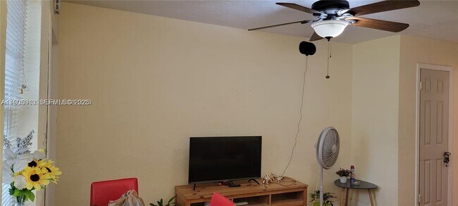 Photo - 2441 SW 27th Ave Unidad 1