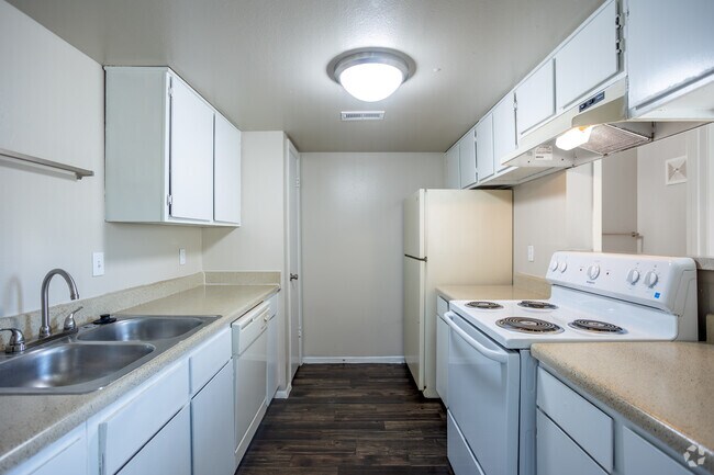2BR, 1.5BA - 995SF - Kitchen