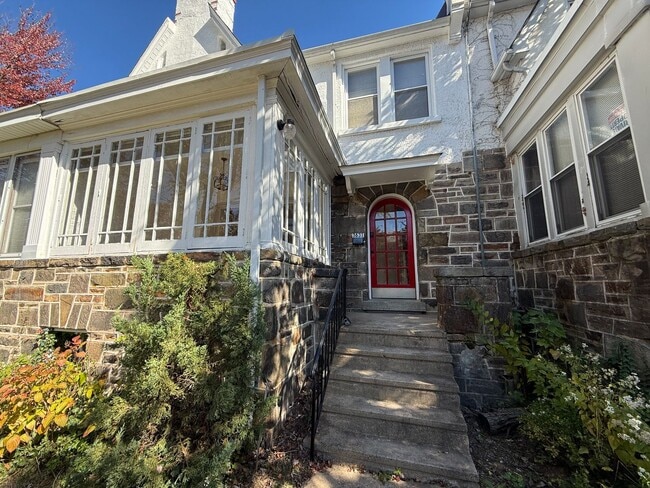 Building Photo - Spacious 3 Bedroom Townhome in Historic Ed...