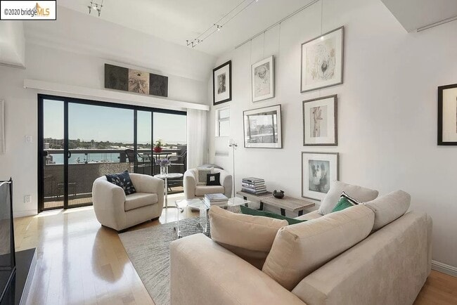 Photo - 3 Embarcadero W Apartment