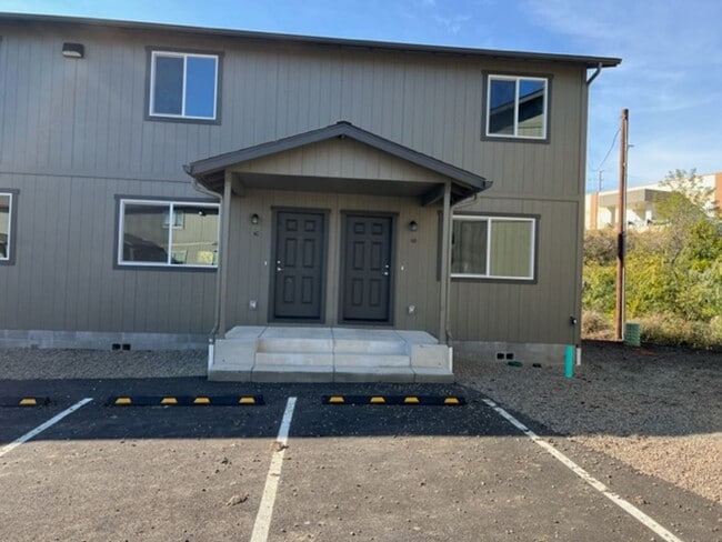 Building Photo - Newer and Updated Townhome in the Heart of...