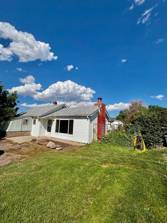 Building Photo - Spacious 2 Bedroom one bath duplex!! Rental