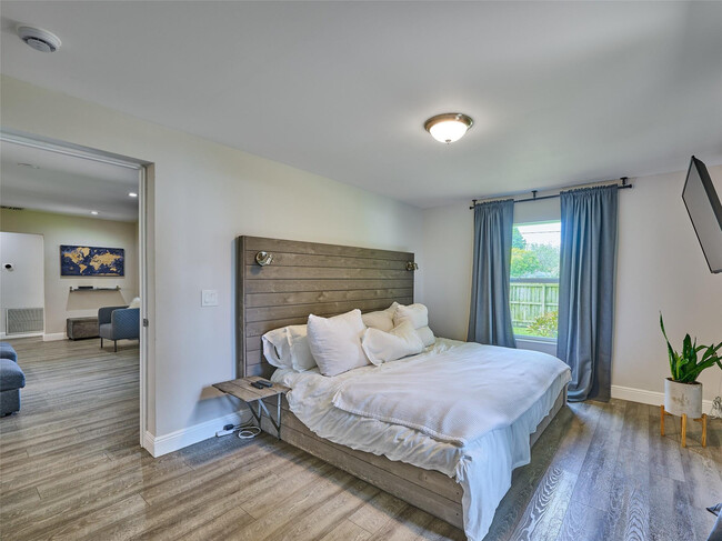 Photo - 801 NE 15th St