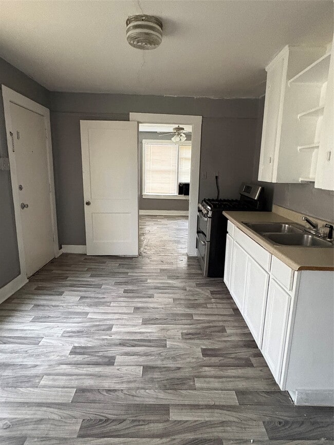 Photo - 715 W 4th St
