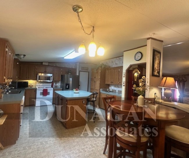 Photo - 3 Bed / 2 Bath Fully Furnished Mobile Home, pet friendly!