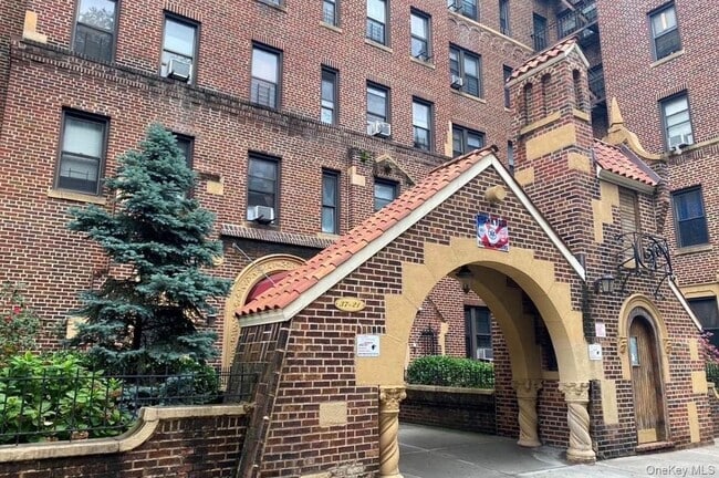 Building Photo - 37-21 80th St Unit 2I