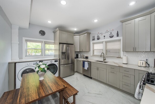 Photo - 19 W 27th St