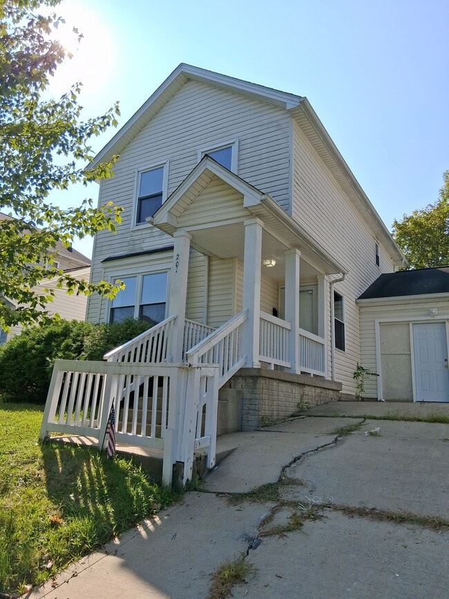 Building Photo - 201 W Chalmers Ave Rental
