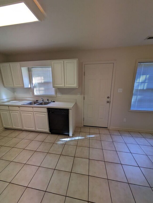 Photo - 2BD/2.5BA Townhome in Water Oaks