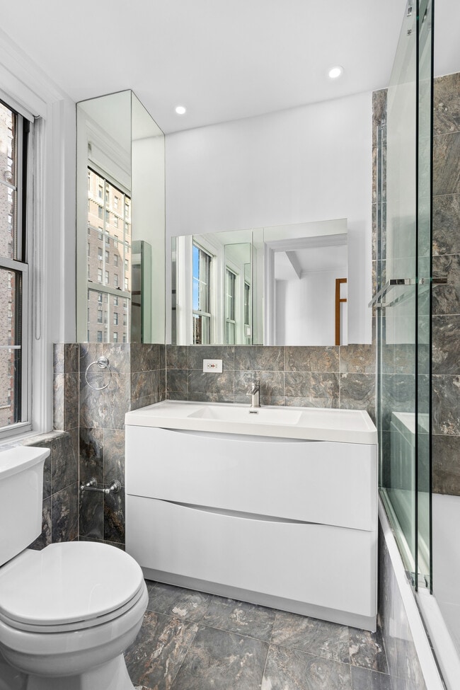 Photo - 444 E 57th St