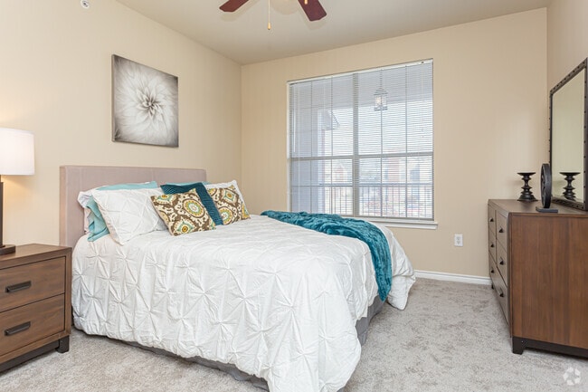 2 BR, 2 BA - 1050 SF