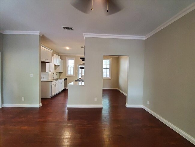 Photo - 925 E 41st St