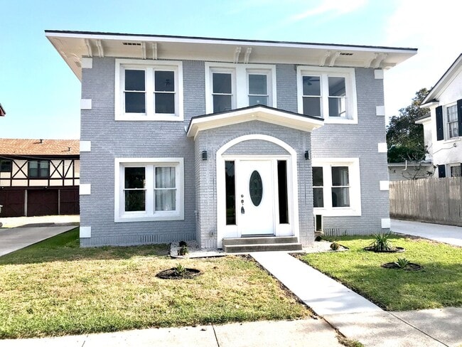 Building Photo - 1810 2nd St Rental