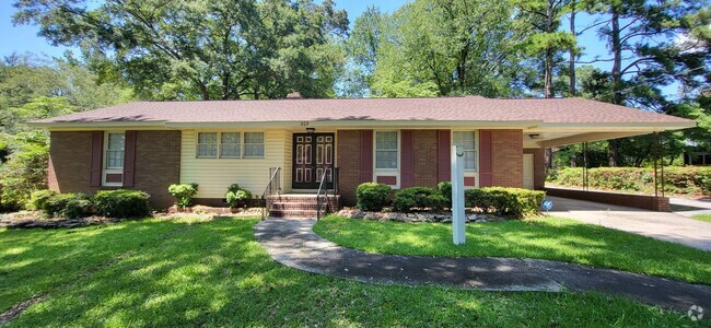 Building Photo - 3-Bedroom 2-Bath Brick Home