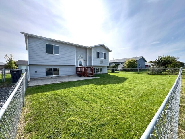 Photo - Pet Friendly 4 Bed 2 Bath Single Family Home W/ Fully Fenced Yard, Double Car Garage Located in E...