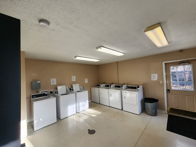 Building Photo - 2 bedroom 1 bath apartment Unit 3303-55 High Point