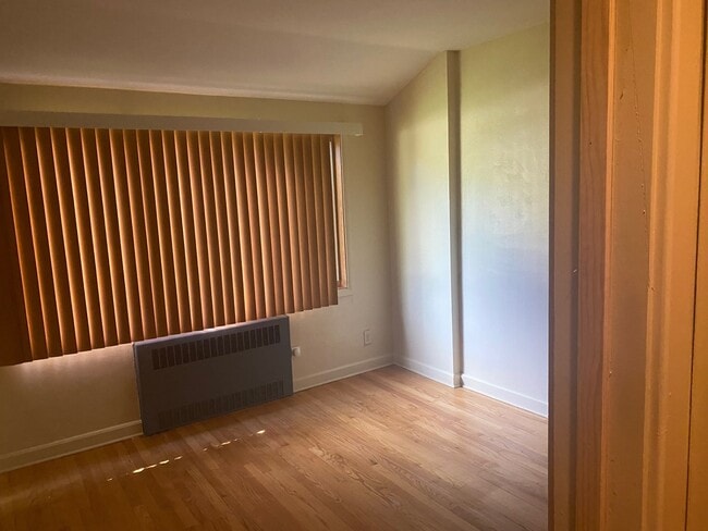 bedroom in 2 bedroom - Garden Apartments- All Utilities Included