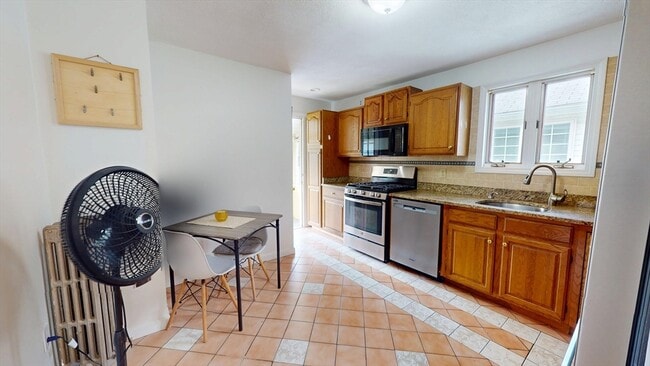 Building Photo - 54 Linwood St Unit 2