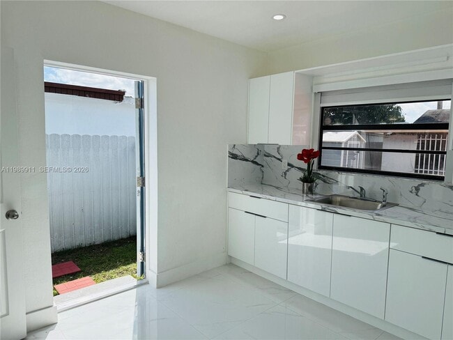 Photo - 706 W 40th Pl Unidad Efficiency