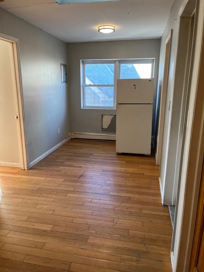 Building Photo - 2732 12th St Unit 3FL