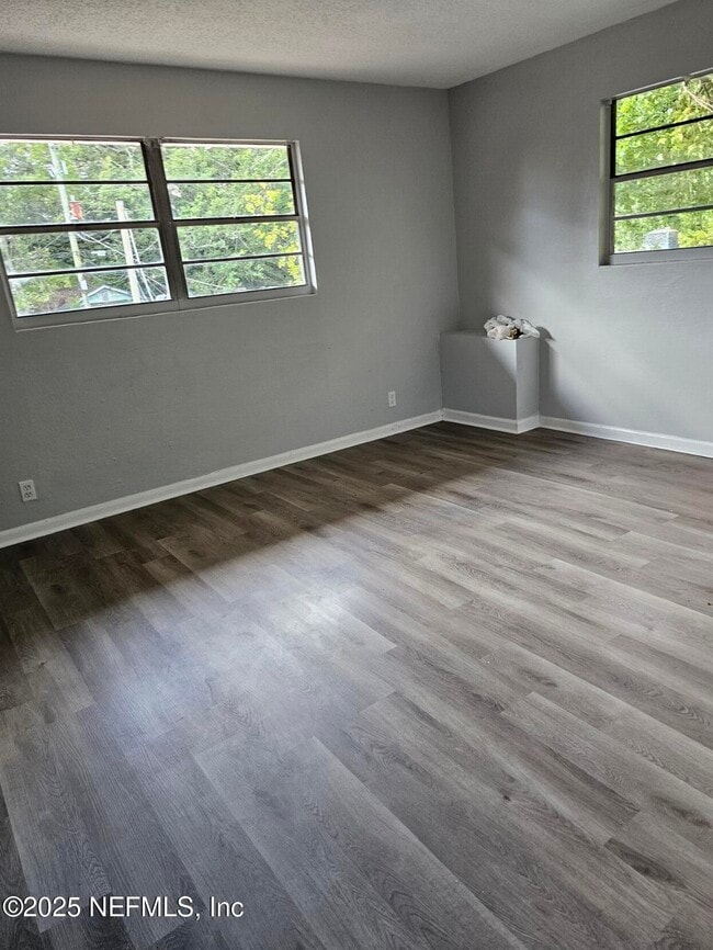 Photo - 1359 W 31st St