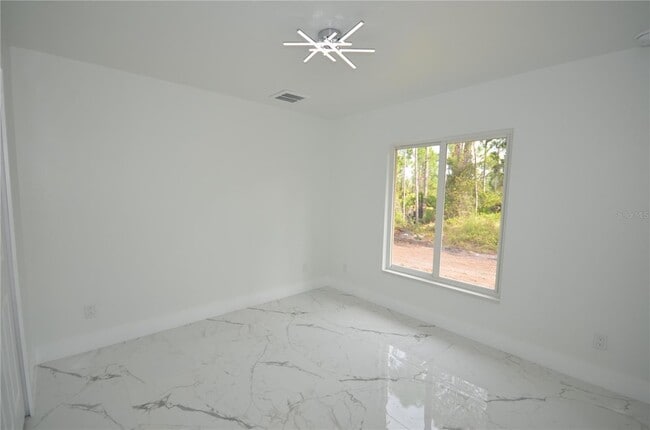 Photo - 1132 Edelweiss St E