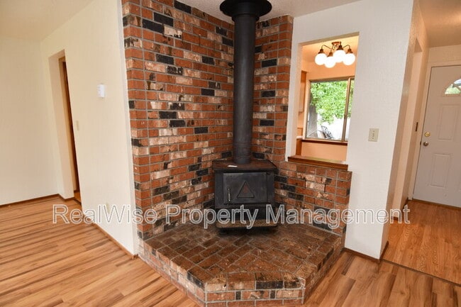 Photo - 805 NE Ash Ct