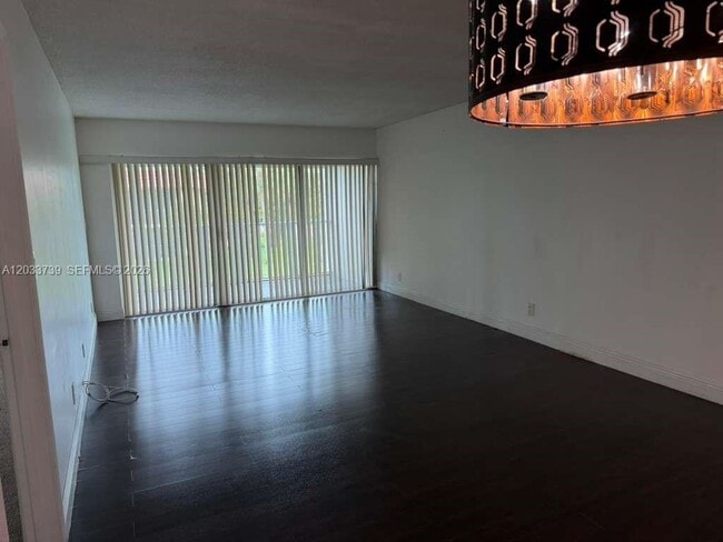 Building Photo - 140 Lakeview Dr Unit 211