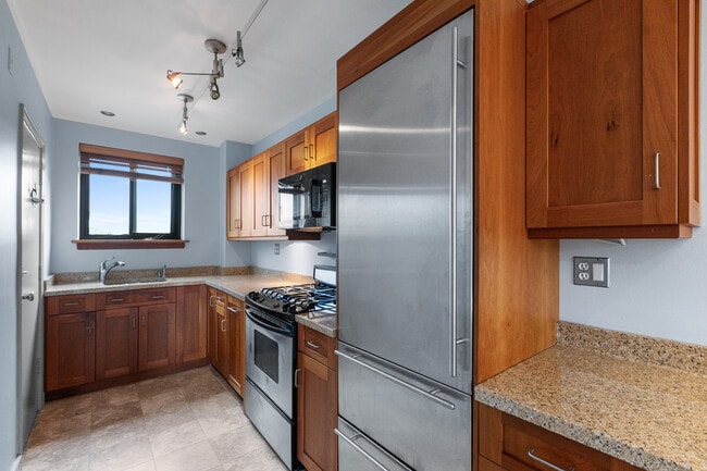 Building Photo - 1208 W Chase Ave Unit 3D Rental