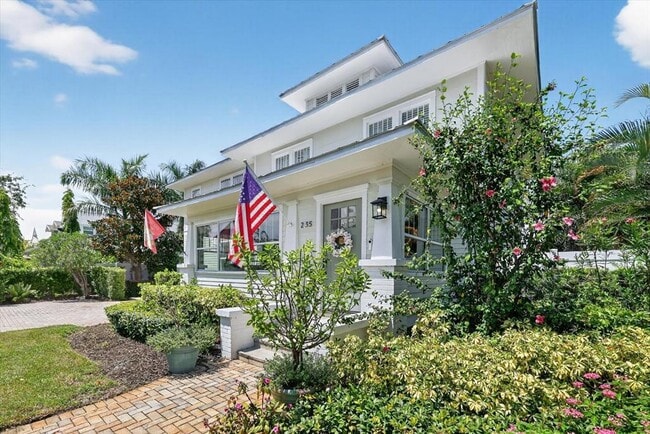 Photo - 235 10th Ave NE