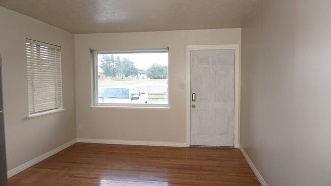 Photo - 4 BED 2 BATH 1 CAR GARAGE PLUS CARPORT IN STEVE PENNINGTON ADDITION