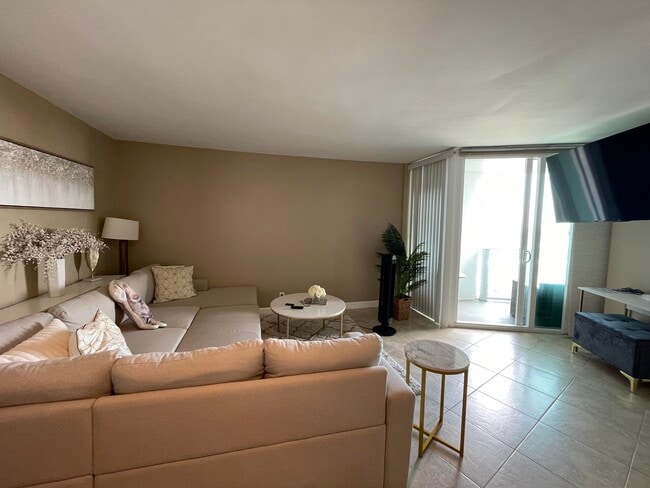 Photo - 333 NE 21st Ave Unidad 1118