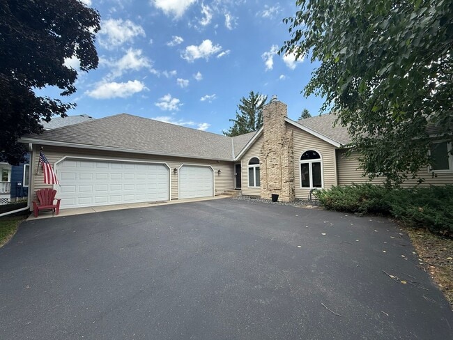 Building Photo - Just Listed! Stunning 4 Bedroom 3 Bathroom... Rental