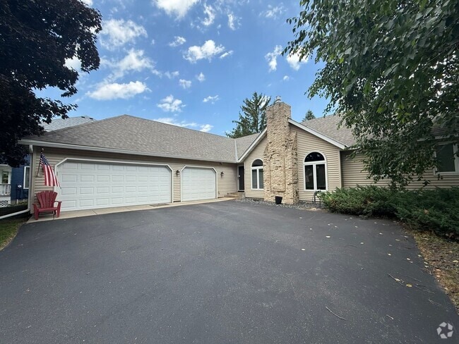 Building Photo - Just Listed! Stunning 4 Bedroom 3 Bathroom... Rental